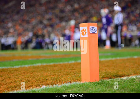 Die Endzone Pylon mit dem Tiger Paw-Logo und das ACC-Logo während der NCAA College-Football-Spiel zwischen Wake Forest und Clemson auf Samstag, 21. November 2015 im Memorial Stadium in Clemson, S.C Jacob Kupferman/CSM Stockfoto