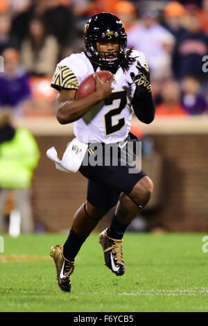 Wake Forest Quarterback Kendall Hinton (2) während der NCAA College Football-Spiel zwischen Wake Forest und Clemson auf Samstag, 21. November 2015 im Memorial Stadium in Clemson, S.C Jacob Kupferman/CSM Stockfoto