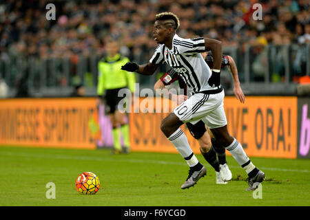 Turin, Italien. 21. November 2015. Serie A Fußball. Juventus Turin vs. AC Mailand. Paul Pogba auf dem Ball Credit: Action Plus Sport/Alamy Live News Stockfoto