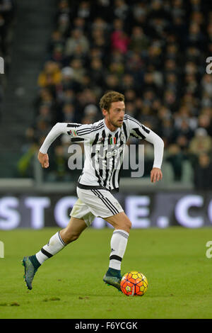 Turin, Italien. 21. November 2015. Serie A Fußball. Juventus Turin vs. AC Mailand. Claudio Marchisio auf dem Ball Credit: Action Plus Sport/Alamy Live News Stockfoto