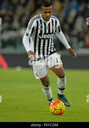 Turin, Italien. 21. November 2015. Serie A Fußball. Juventus Turin vs. AC Mailand. Alex Sandro auf dem Ball Credit: Action Plus Sport/Alamy Live News Stockfoto