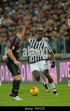 Turin, Italien. 21. November 2015. Serie A Fußball. Juventus Turin vs. AC Mailand. Paul Pogba auf dem Ball Credit: Action Plus Sport/Alamy Live News Stockfoto