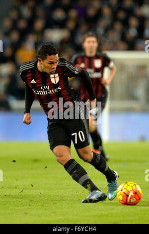 Turin, Italien. 21. November 2015. Serie A Fußball. Juventus Turin vs. AC Mailand. Carlos Bacca auf dem Ball Credit: Action Plus Sport/Alamy Live News Stockfoto