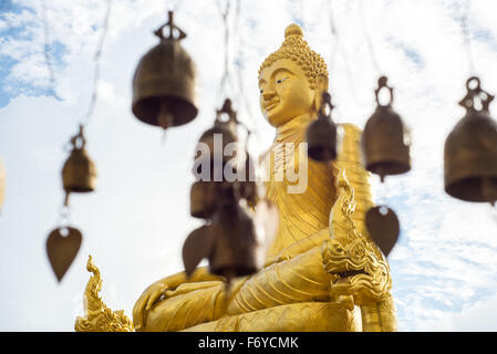 Goldene Buddha-Statue in Pa Tong, Phuket.  Am Big Buddha Stockfoto