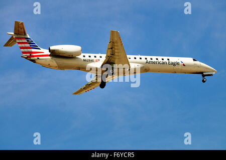 Chicago, Illinois, USA. Mit heruntergefahrenem Fahrwerk und verriegeltem Fahrwerk nähert sich ein American Eagle Jet vor der Landung. Stockfoto