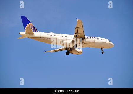 Mit seinem Fahrwerk nach unten und verriegelt, United Airlines Airbus A320 Jet seine endgültige Ansatz macht vor der Landung in Chicago, Illinois, USA. Stockfoto