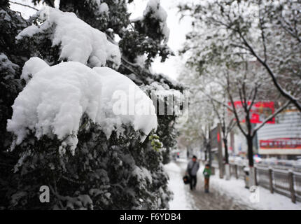 (151122)--HOHHOT, 22. November 2015 (Xinhua)--Menschen zu Fuß auf einer verschneiten Straße in Hohhot, Hauptstadt von Nord-China autonomen Region Innere Mongolei, 22. November 2015. Starker Schneefall traf ein riesiges Gebiet von Nord-China am Sonntag, den Verkehr in Peking, Tianjin und autonomen Region Innere Mongolei zu stören. (XinHhua/Lian Zhen) (wf) Stockfoto