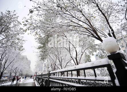 (151122)--HOHHOT, 22. November 2015 (Xinhua)--Menschen zu Fuß auf einer verschneiten Straße in Hohhot, Hauptstadt von Nord-China autonomen Region Innere Mongolei, 22. November 2015. Starker Schneefall traf ein riesiges Gebiet von Nord-China am Sonntag, den Verkehr in Peking, Tianjin und autonomen Region Innere Mongolei zu stören. (XinHhua/Lian Zhen) (wf) Stockfoto