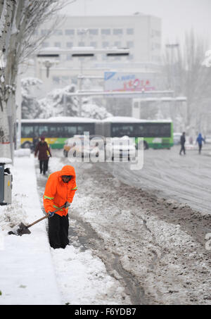 (151122)--HOHHOT, 22. November 2015 (Xinhua)--A Dustman räumt Schnee in Hohhot, Hauptstadt der autonomen Region Nordchinas Innere Mongolei, 22. November 2015. Starker Schneefall traf ein riesiges Gebiet von Nord-China am Sonntag, den Verkehr in Peking, Tianjin und autonomen Region Innere Mongolei zu stören. (XinHhua/Lian Zhen) (wf) Stockfoto