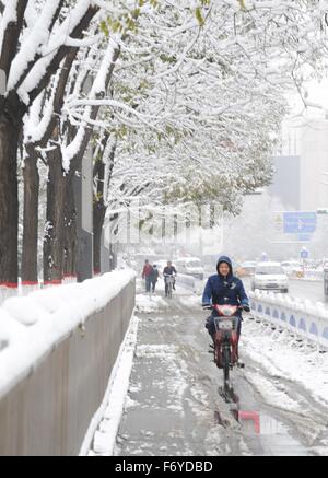 (151122)--HOHHOT, 22. November 2015 (Xinhua)--Menschen fahren auf einer verschneiten Straße in Hohhot, Hauptstadt von Nord-China autonomen Region Innere Mongolei, 22. November 2015. Starker Schneefall traf ein riesiges Gebiet von Nord-China am Sonntag, den Verkehr in Peking, Tianjin und autonomen Region Innere Mongolei zu stören. (XinHhua/Lian Zhen) (wf) Stockfoto