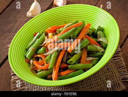 Sautierten grünen Bohnen mit Möhren, Zwiebeln und Knoblauch Stockfoto