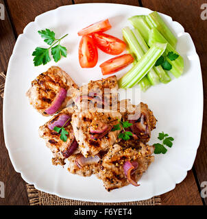 In Scheiben geschnitten Schweinefleisch gegrillt mit Gemüse auf weißen Teller. Ansicht von oben. Stockfoto