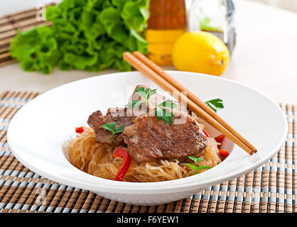 Schweinsmedaillons in Austern-Sauce mit Nudeln Stockfoto