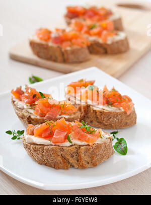 Sandwich mit gesalzener Lachs und Frischkäse. Stockfoto