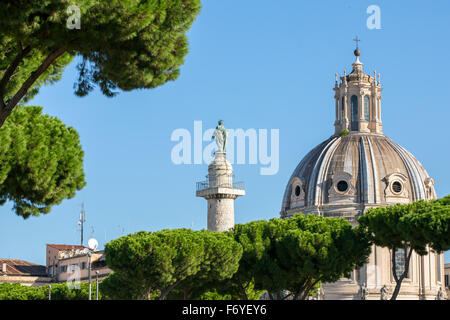 Traian Spalte und Santa Maria di Loreto in Rom, Italien Stockfoto