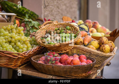 Gemüse in Körben im italienischen shop Stockfoto