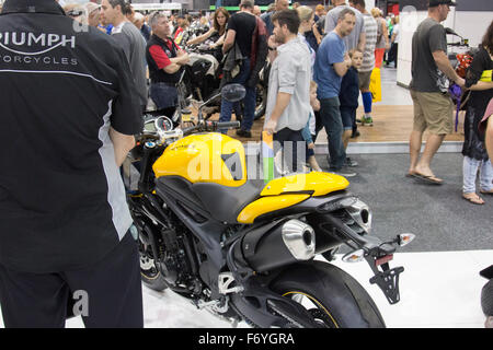 Sydney, Australien. 22. November 2015. Sydney-Motorrad-Show von Sydney Olympic Park, Homebush, Sydney, Australien. Triumph Speed Triple 94 gelb feiert die Veröffentlichung der ersten Speed Triple in 1994 Credit: model10/Alamy Live-Nachrichten Stockfoto