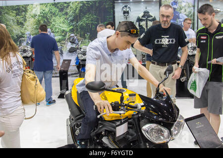 Sydney, Australien. 22. November 2015. Sydney-Motorrad-Show von Sydney Olympic Park, Homebush, Sydney, Australien. Triumph Motorräder Speed triple 94 feiert die Veröffentlichung der ersten Speed Triple im Jahr 1994. Bildnachweis: model10/Alamy Live-Nachrichten Stockfoto