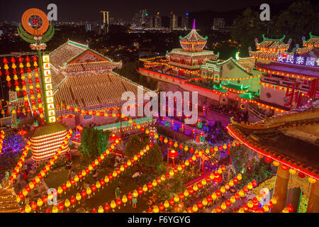 Wunderschön beleuchtete Kek Lok Si-Tempel in Penang während des chinesischen Neujahrs. Stockfoto