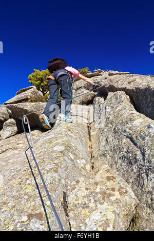 Frau auf über Fearrata in Monte Capanne, Insel Elba, Italien Stockfoto