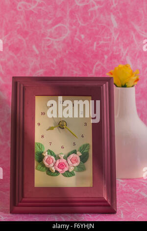 Bilderrahmen und Schatten auf rosa Hintergrund. Stockfoto