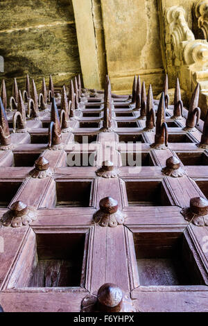 Metall-spikes auf den Haupteingang des Mehrangarh Fort um den Vormarsch der Elefanten zu verhindern. Stockfoto