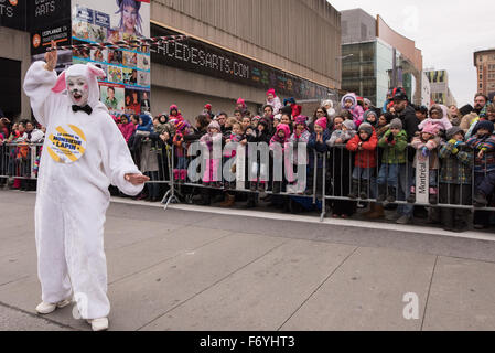 Montreal, Kanada. 21. November 2015. Tausende von Menschen, darunter auch zahlreiche Kinder, versammelten sich am Samstag, 21. November, an der traditionellen Santa Claus Parade in der Innenstadt von Montreal. Es war das diesjährige 65. Ausgabe des beliebten Parade, die offiziell markiert den Beginn der Urlaubssaison und bietet einige magische Momente, die Stadtkinder.  Laut Veranstalter zieht die Santa Claus Parade etwa 300.000 weitere Menschen jedes Jahr. Bildnachweis: Megapress/Alamy Live-Nachrichten Stockfoto