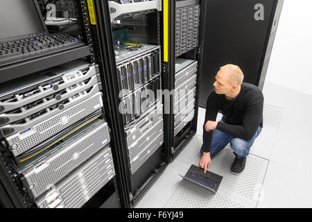 Es arbeitet mit Blade-Servern im Rechenzentrum Berater Stockfoto