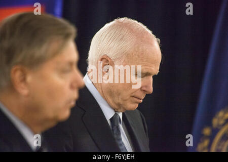 Hudson, Vereinigte Staaten von Amerika. 20. November 2015. Republikanische Präsidentschaftskandidat Senator Lindsey Graham (R-S. (C.) Kampagnen zusammen mit Senator John McCain (R -ARIZ) bei American Legion Post 48. © Lukas William Pasley/Pacific Press/Alamy Live-Nachrichten Stockfoto