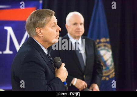 Hudson, Vereinigte Staaten von Amerika. 20. November 2015. Republikanische Präsidentschaftskandidat Senator Lindsey Graham (R-S. (C.) Kampagnen zusammen mit Senator John McCain (R -ARIZ) bei American Legion Post 48. © Lukas William Pasley/Pacific Press/Alamy Live-Nachrichten Stockfoto