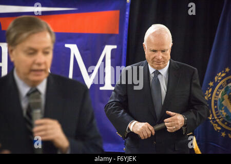 Hudson, Vereinigte Staaten von Amerika. 20. November 2015. Republikanische Präsidentschaftskandidat Senator Lindsey Graham (R-S. (C.) Kampagnen zusammen mit Senator John McCain (R -ARIZ) bei American Legion Post 48. © Lukas William Pasley/Pacific Press/Alamy Live-Nachrichten Stockfoto