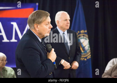 Hudson, Vereinigte Staaten von Amerika. 20. November 2015. Republikanische Präsidentschaftskandidat Senator Lindsey Graham (R-S. (C.) Kampagnen zusammen mit Senator John McCain (R -ARIZ) bei American Legion Post 48. © Lukas William Pasley/Pacific Press/Alamy Live-Nachrichten Stockfoto