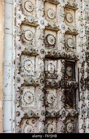 Alten verwitterten weiß geschnitzte kunstvoll Holztür an Mehrangarh Fort, Jodhpur, Rajasthan, Indien Stockfoto