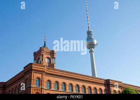 Rathaus und der TV Turm in Berlin Stockfoto