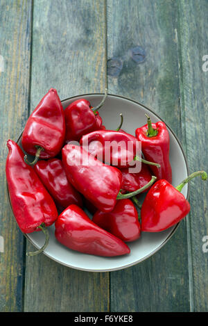 Paprika in Schüssel über hölzerne Hintergrund Stockfoto