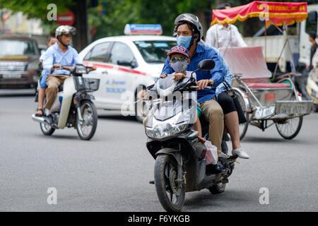 Motorräder auf den Straßen von th Altstadt in Hanoi, Vietnam Stockfoto