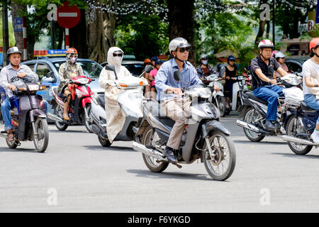 Motorräder auf den Straßen von th Altstadt in Hanoi, Vietnam Stockfoto