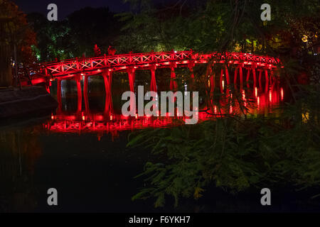 Die Huc Brücke am Hoan-Kiem-See in Hanoi, Vietnam in der Nacht Stockfoto