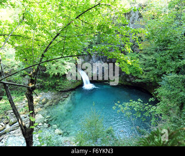 Das blaue Auge von Kapre, Syri ich Kalter ich Kaprese, einen blauen Fluss-Pool. Theth, Thethi, Albanien. Stockfoto