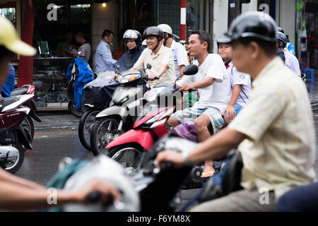 Motorräder auf den Straßen von th Altstadt in Hanoi, Vietnam Stockfoto