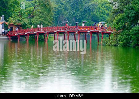 Die Huc Brücke am Hoan-Kiem-See in Hanoi, Vietnam Stockfoto