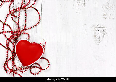 rotes Herz Weihnachtsbaum Dekoration auf hölzernen Hintergrund Stockfoto