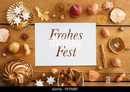 Weihnachten Hintergrund, Mock-up, Postkarte oder Website-Header-Design mit den Worten Frohes Fest auf Holztisch Stockfoto