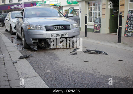 Feuerwehrleute kommen, einen silbernen Audi aufgespießt auf automatische steigende Poller in Castle Street, Falmouth zu entfernen. 1. November 2015. Stockfoto