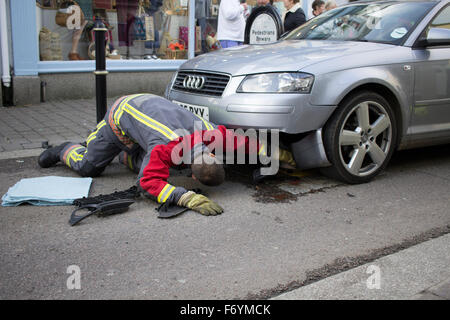 Feuerwehrleute kommen, einen silbernen Audi aufgespießt auf automatische steigende Poller in Castle Street, Falmouth zu entfernen. 1. November 2015. Stockfoto