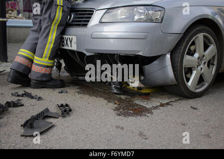 Feuerwehrleute kommen, einen silbernen Audi aufgespießt auf automatische steigende Poller in Castle Street, Falmouth zu entfernen. 1. November 2015. Stockfoto