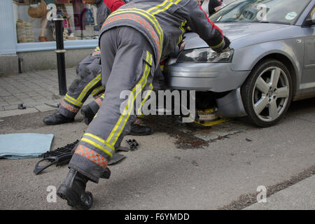 Feuerwehrleute kommen, einen silbernen Audi aufgespießt auf automatische steigende Poller in Castle Street, Falmouth zu entfernen. 1. November 2015. Stockfoto