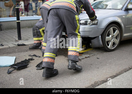 Feuerwehrleute kommen, einen silbernen Audi aufgespießt auf automatische steigende Poller in Castle Street, Falmouth zu entfernen. 1. November 2015. Stockfoto