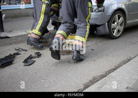 Feuerwehrleute kommen, einen silbernen Audi aufgespießt auf automatische steigende Poller in Castle Street, Falmouth zu entfernen. 1. November 2015. Stockfoto