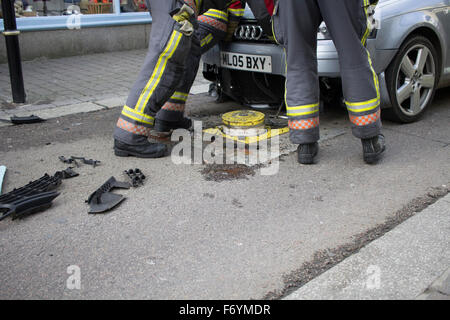 Feuerwehrleute kommen, einen silbernen Audi aufgespießt auf automatische steigende Poller in Castle Street, Falmouth zu entfernen. 1. November 2015. Stockfoto